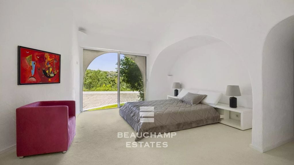 Remarkable exceptional property set in one hectare of lush greenery.