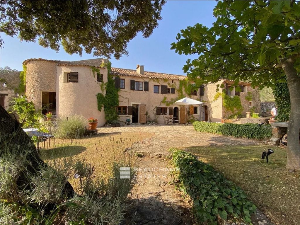 Stone Bastide with 7 Bedrooms – Fox-Amphoux