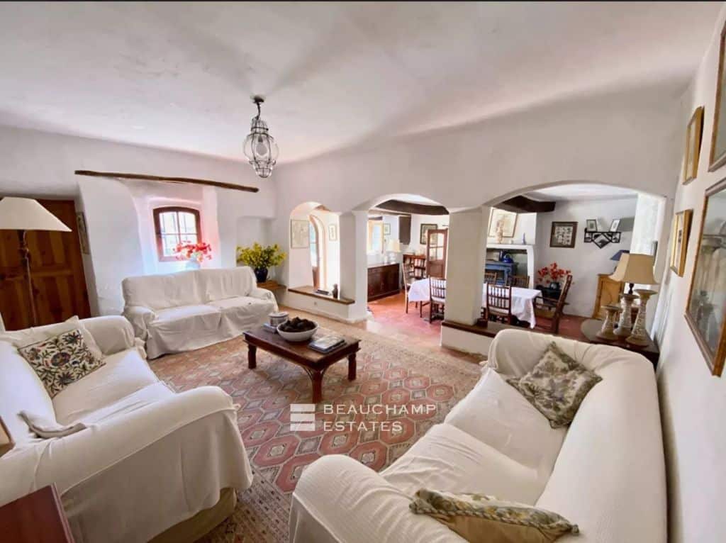 Stone Bastide with 7 Bedrooms – Fox-Amphoux