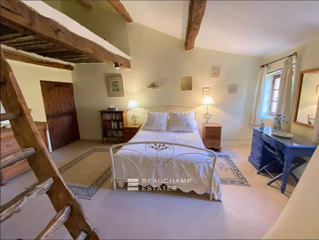 Stone Bastide with 7 Bedrooms – Fox-Amphoux