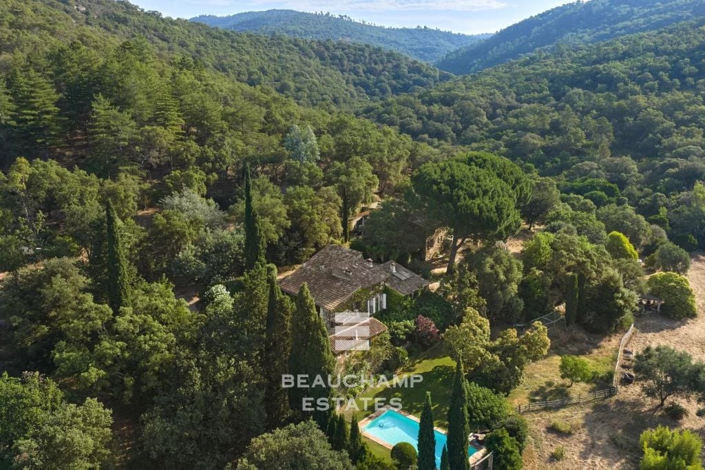 Stone Property with 9 Bedrooms, Swimming Pool and Panoramic Views – La Garde-Freinet
