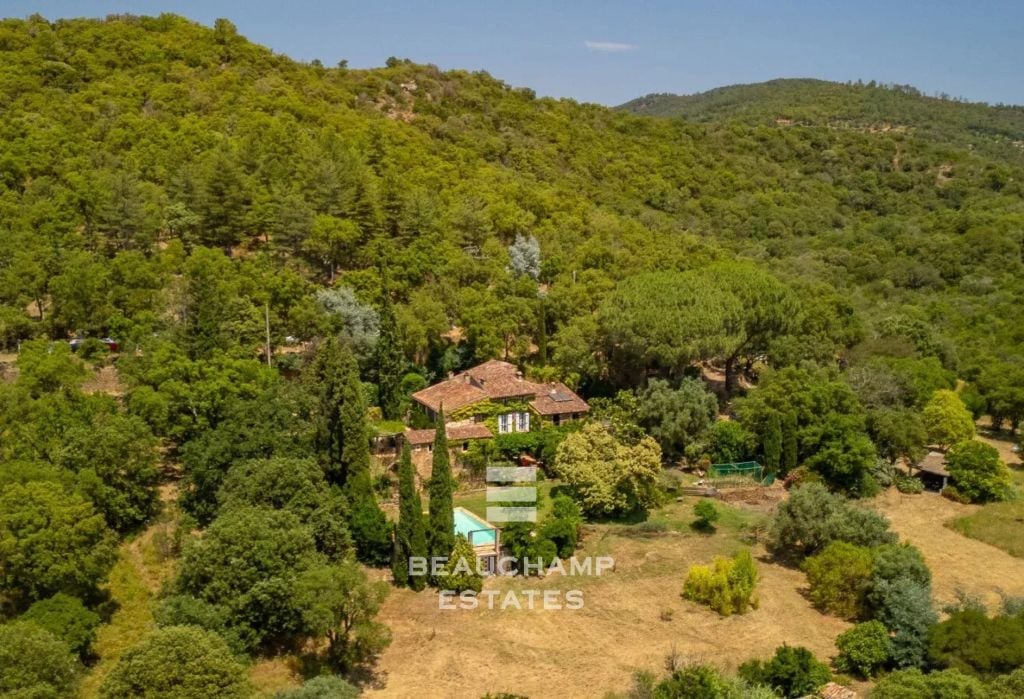 Stone Property with 9 Bedrooms, Swimming Pool and Panoramic Views – La Garde-Freinet