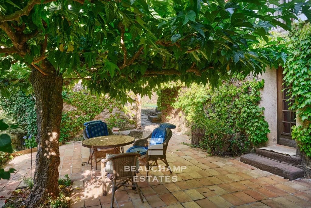 Stone Property with 9 Bedrooms, Swimming Pool and Panoramic Views – La Garde-Freinet