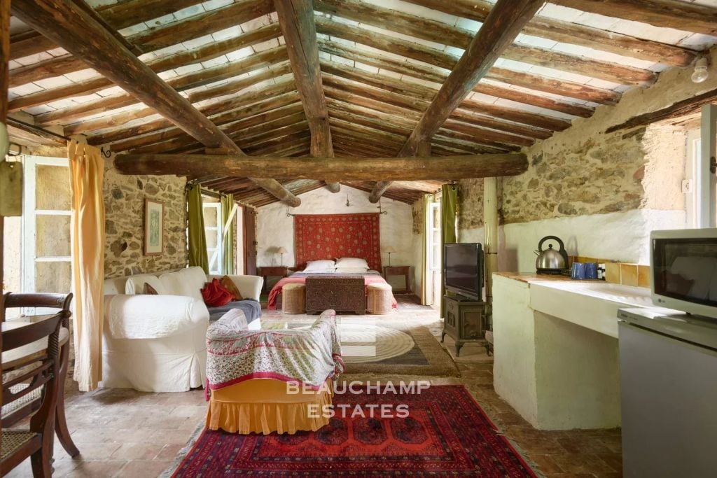 Stone Property with 9 Bedrooms, Swimming Pool and Panoramic Views – La Garde-Freinet