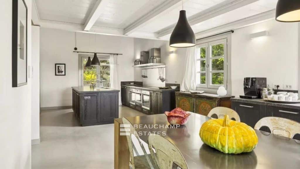 Stone Provençal bastide with 7 bedrooms and sea view – Grasse