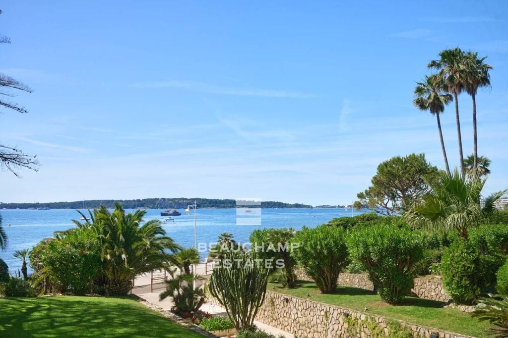 Three-bedroom apartment with sea view – Cannes Palm Beach