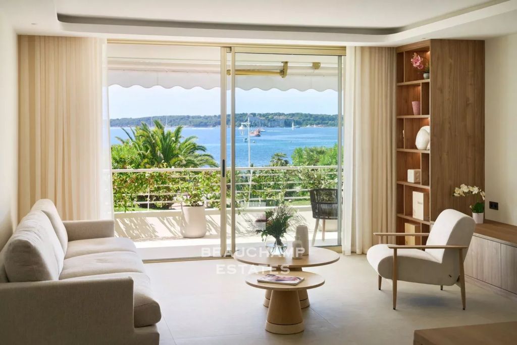 Three-bedroom apartment with sea view – Cannes Palm Beach