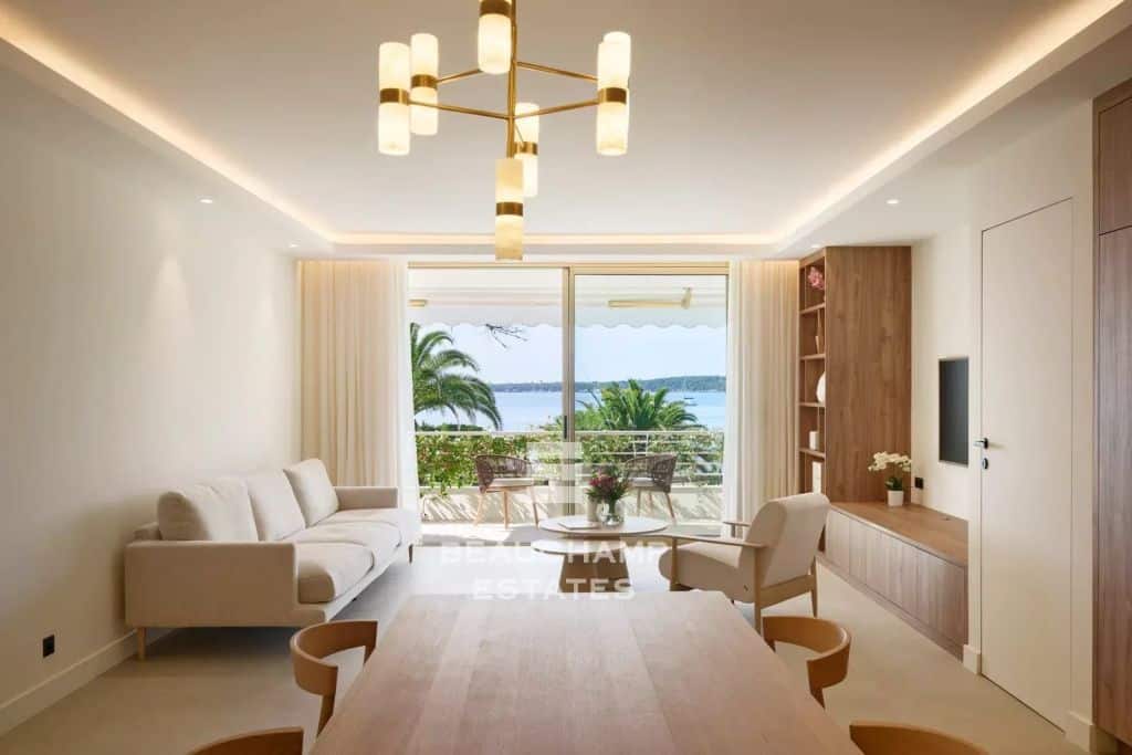 Three-bedroom apartment with sea view – Cannes Palm Beach