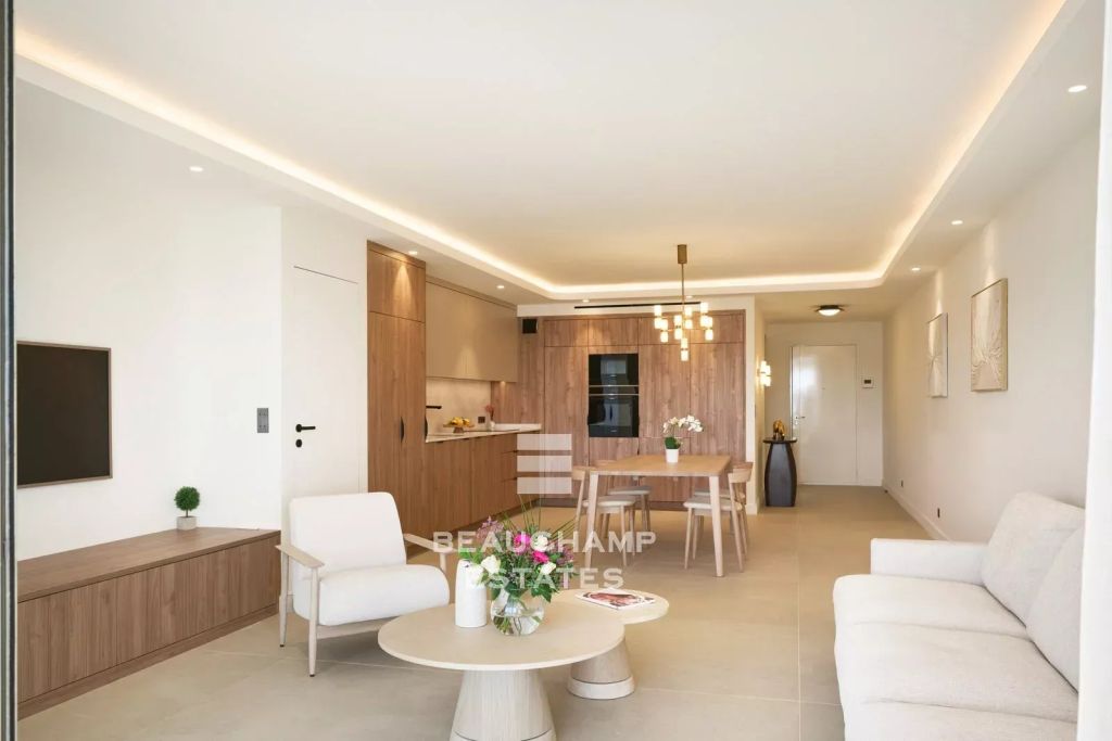 Three-bedroom apartment with sea view – Cannes Palm Beach