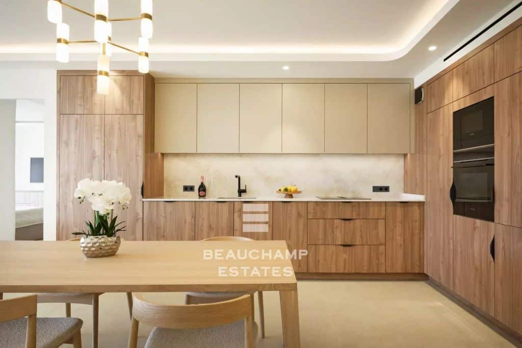 Three-bedroom apartment with sea view – Cannes Palm Beach