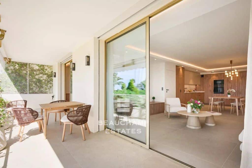 Three-bedroom apartment with sea view – Cannes Palm Beach