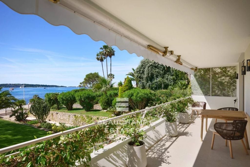 Three-bedroom apartment with sea view – Cannes Palm Beach