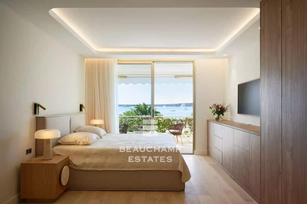 Three-bedroom apartment with sea view – Cannes Palm Beach