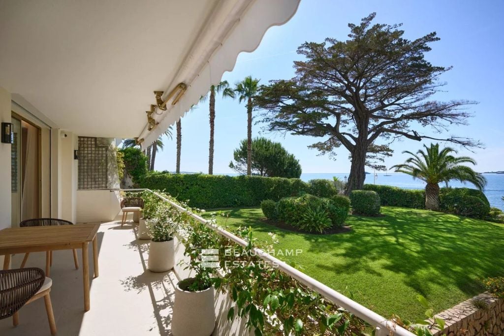 Three-bedroom apartment with sea view – Cannes Palm Beach