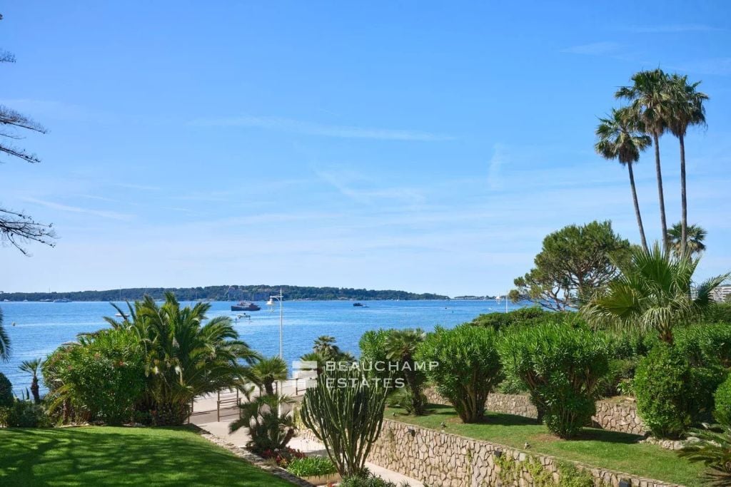 Three-bedroom apartment with sea view – Palm Beach