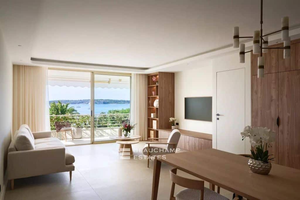 Three-bedroom apartment with sea view – Cannes Palm Beach