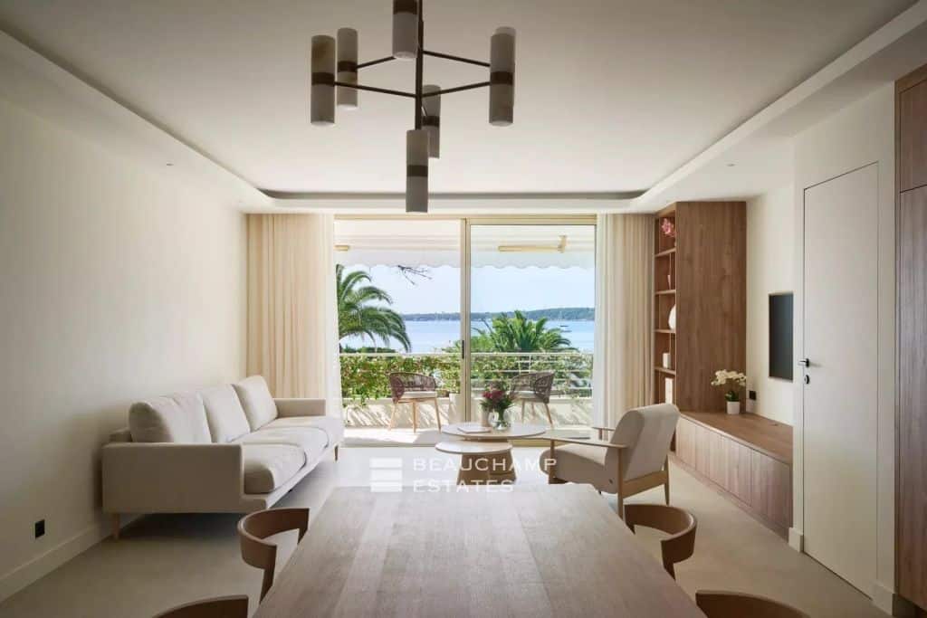 Three-bedroom apartment with sea view – Cannes Palm Beach