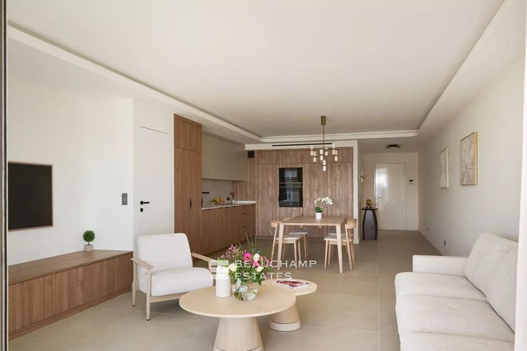 Three-bedroom apartment with sea view – Cannes Palm Beach