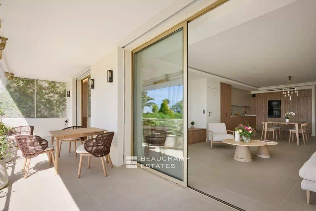 Three-bedroom apartment with sea view – Cannes Palm Beach