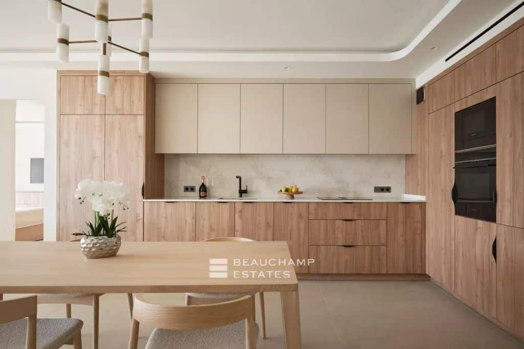 Three-bedroom apartment with sea view – Cannes Palm Beach