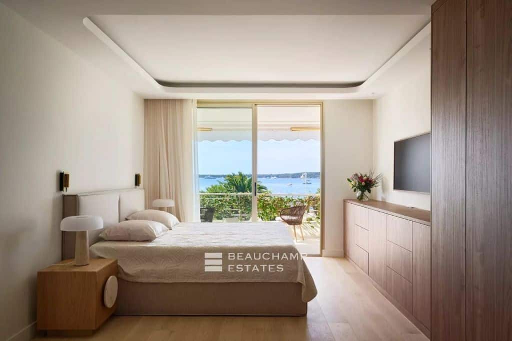 Three-bedroom apartment with sea view – Cannes Palm Beach
