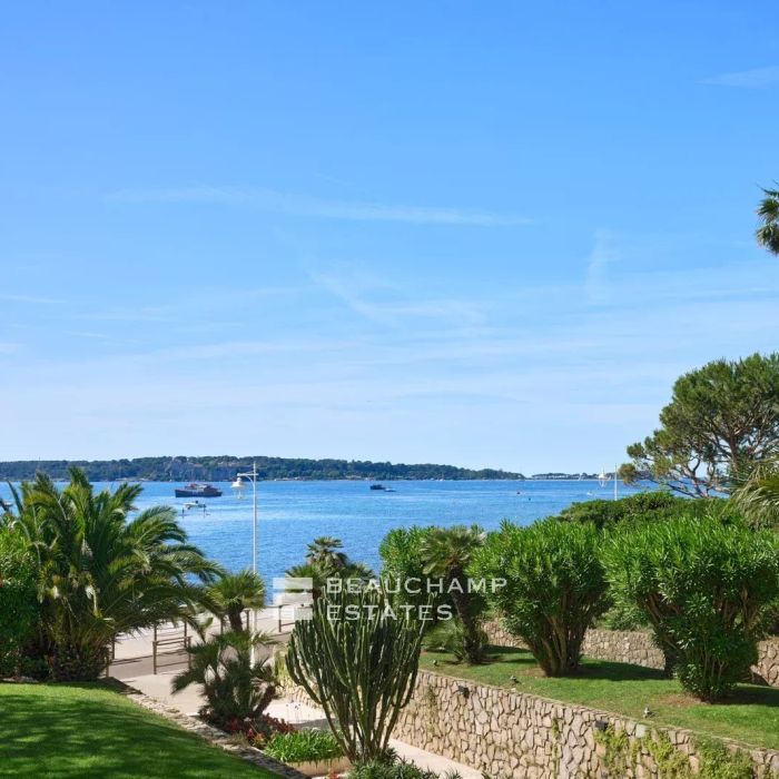 Three-bedroom apartment with sea view – Cannes Palm Beach