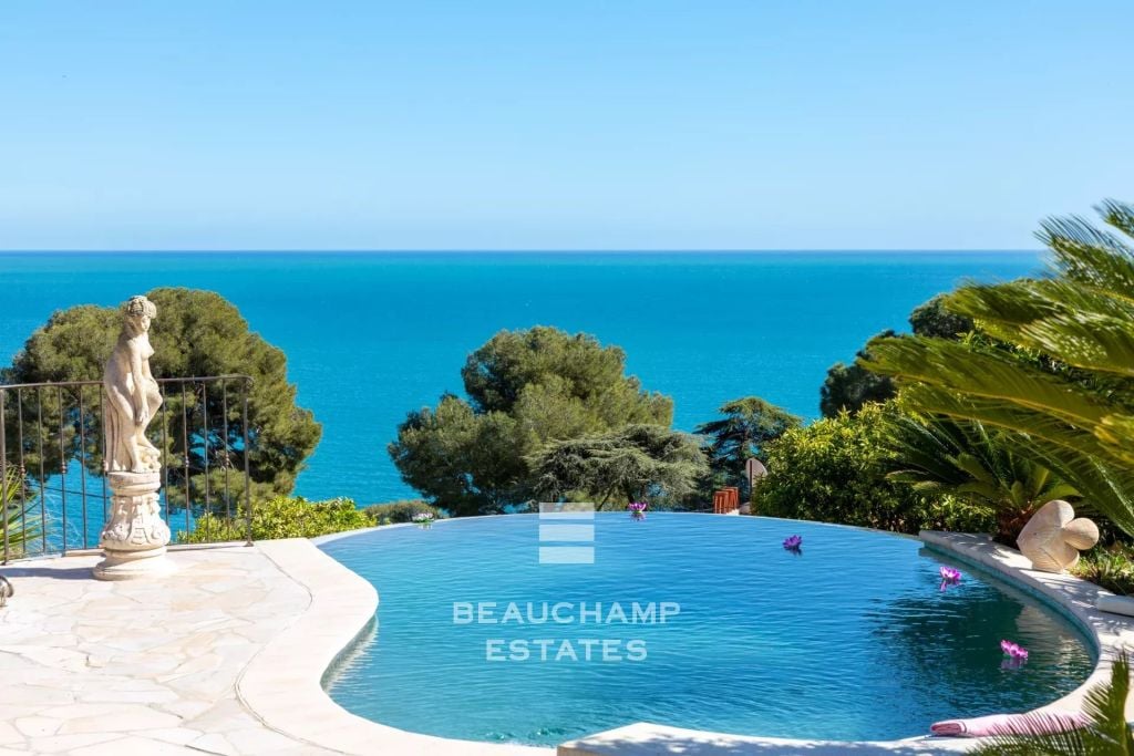 Beautiful villa with 5 rooms in Eze