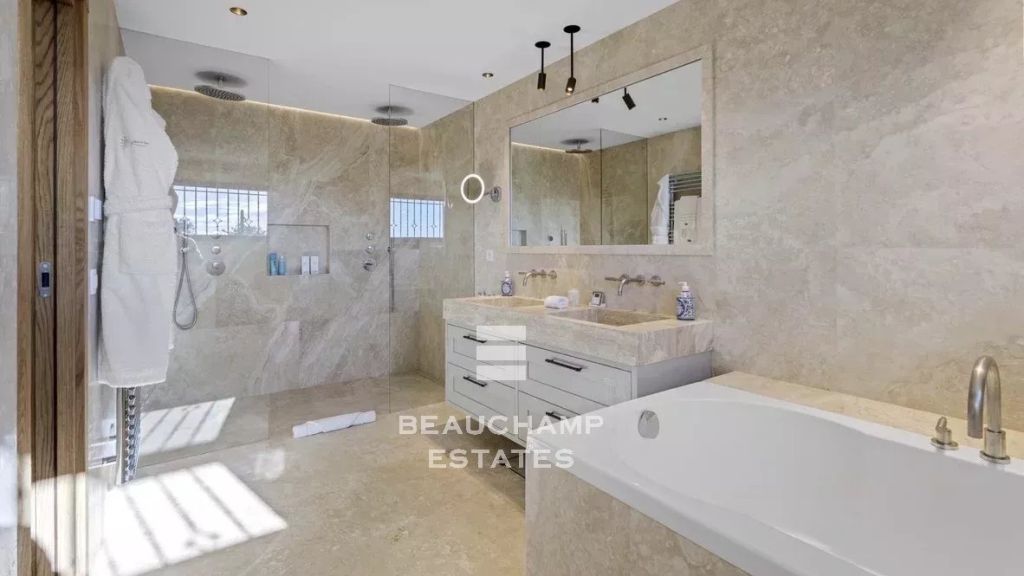 Breathtaking Sea & Mountain Views – Renovated Villa, Cannes, 5 Bedrooms, Pool & Cinema Room