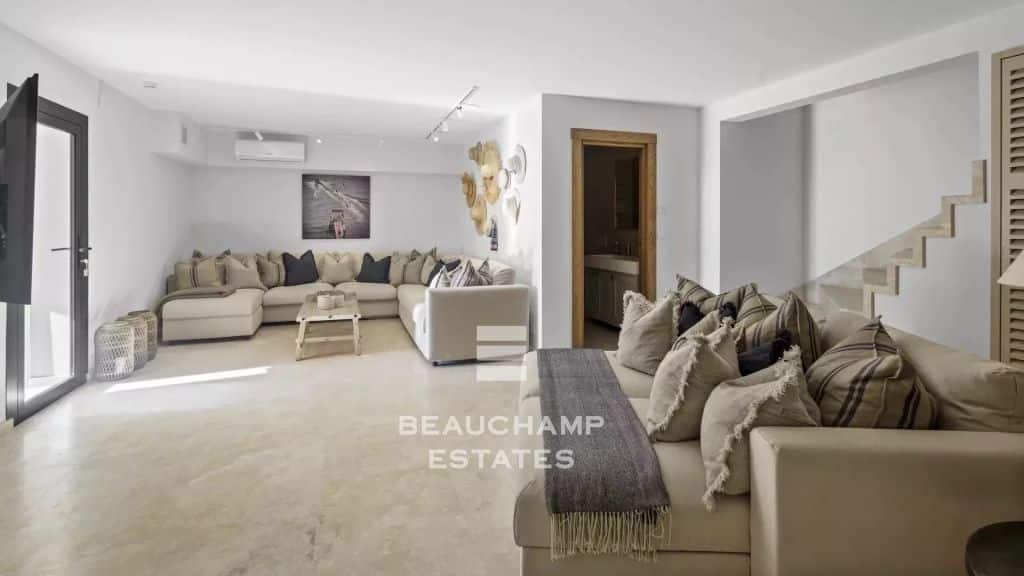 Breathtaking Sea & Mountain Views – Renovated Villa, Cannes, 5 Bedrooms, Pool & Cinema Room