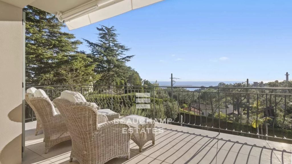 Breathtaking Sea & Mountain Views – Renovated Villa, Cannes, 5 Bedrooms, Pool & Cinema Room