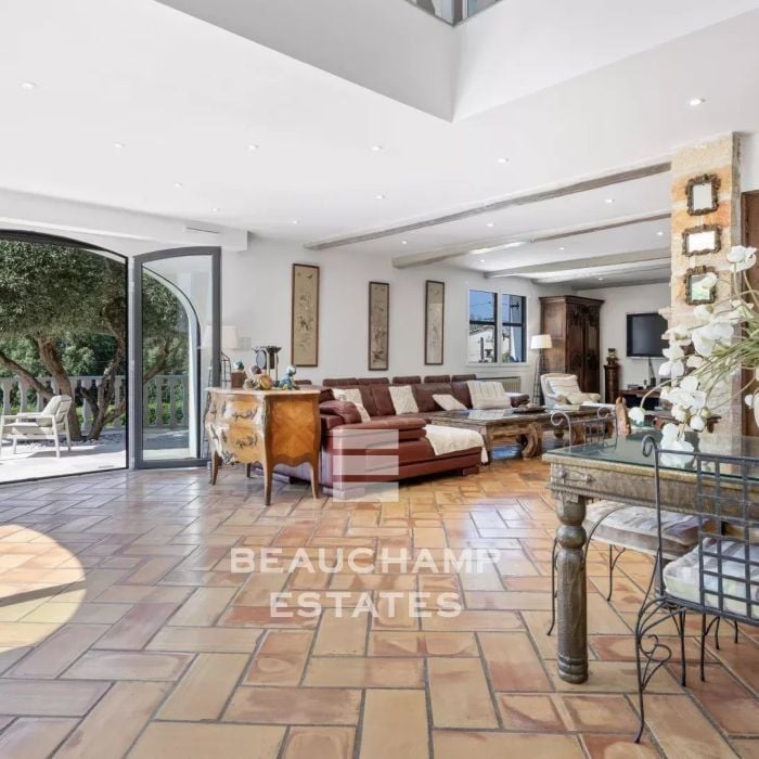 Charming 4-Bedroom Villa with Pool and Open Views in Mandelieu