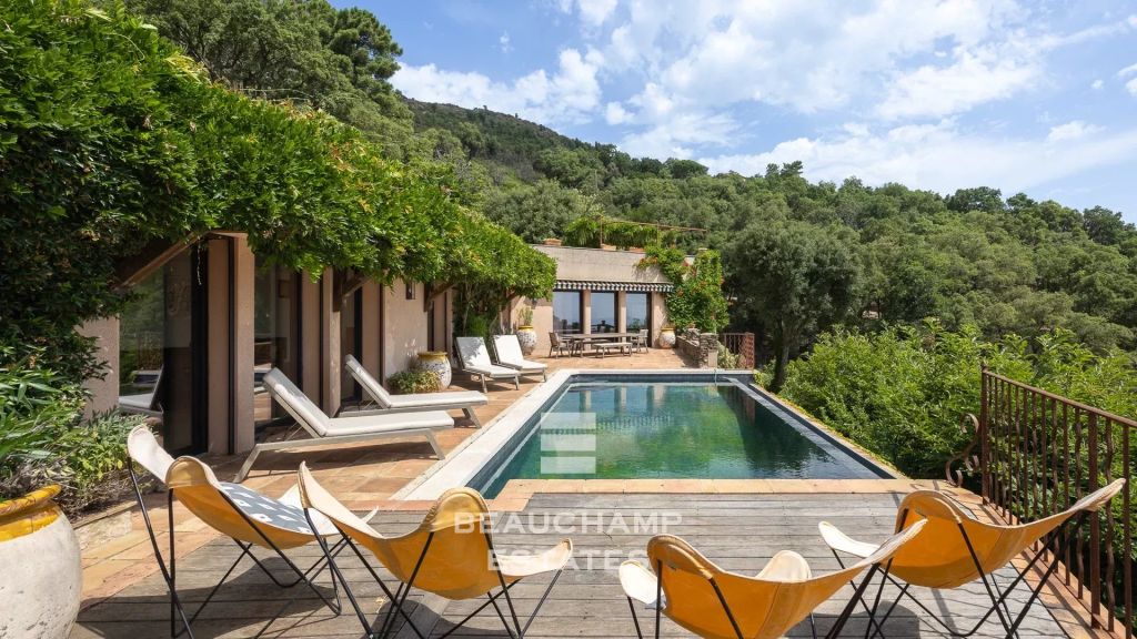 Charming villa with swimming pool and view