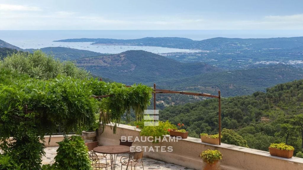 Charming villa with swimming pool and view