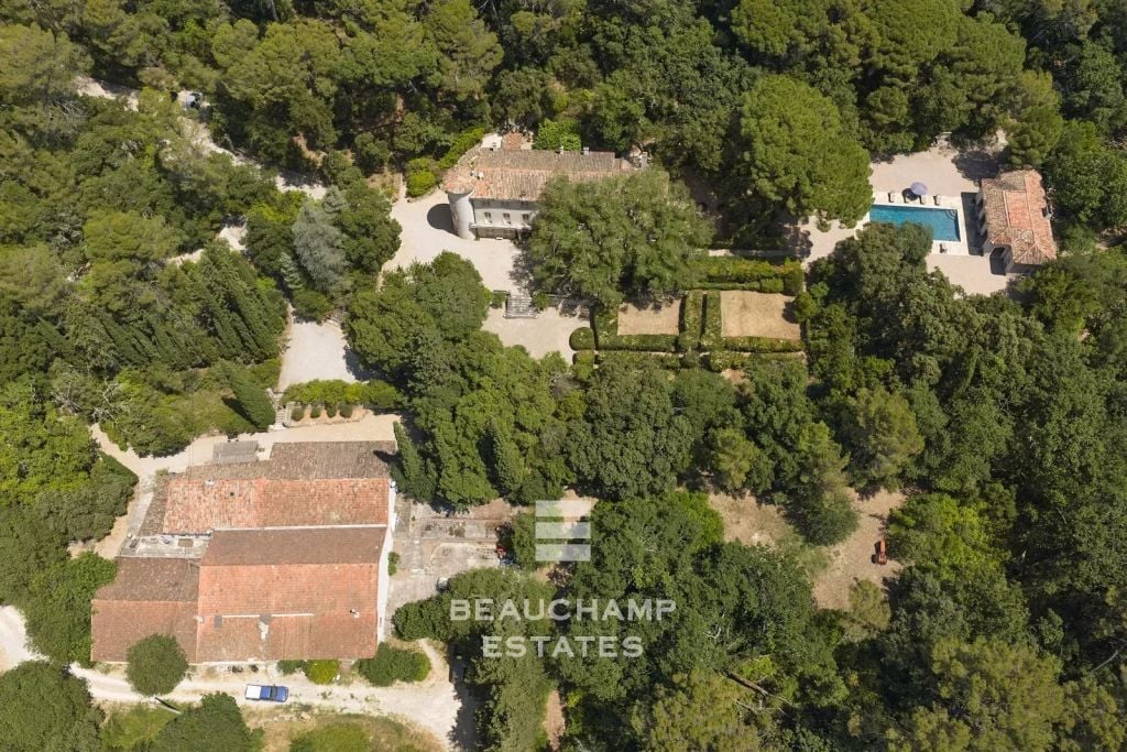 Exceptional 15-Bedroom Château in the Heart of a Preserved Estate – Lorgues
