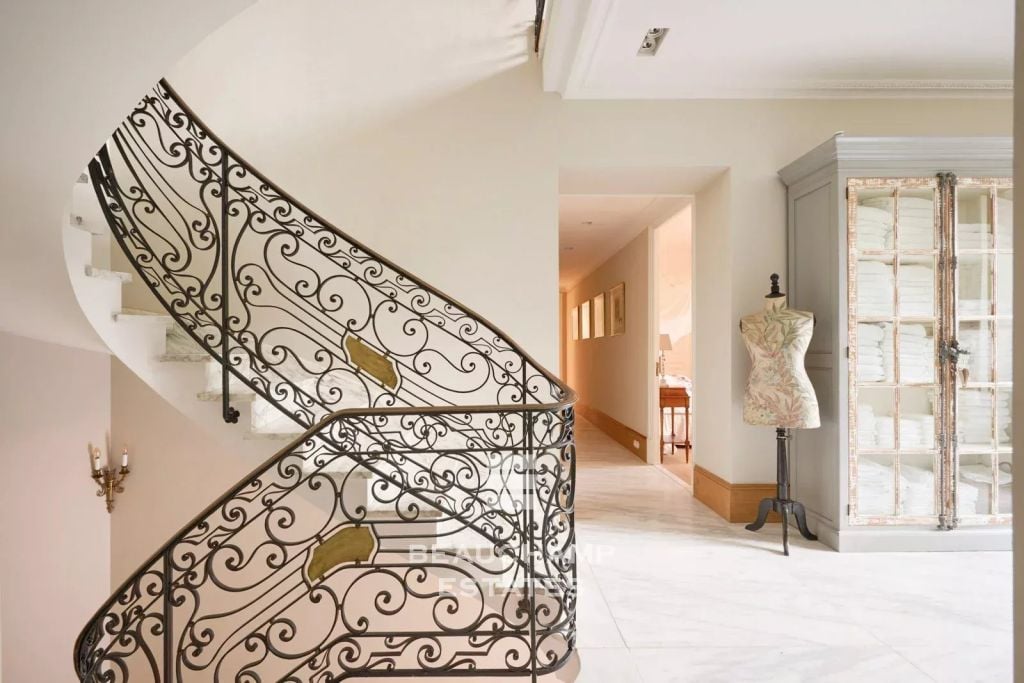 Exceptional 15-Bedroom Château in the Heart of a Preserved Estate – Lorgues