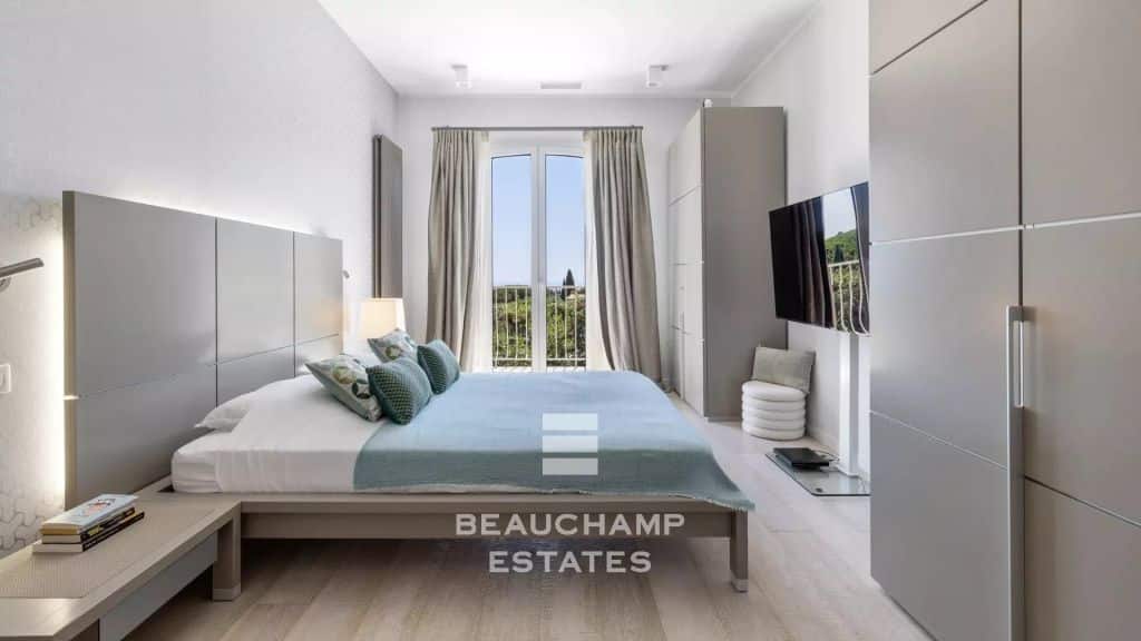 Neo-Provençal 5-Bedroom Villa with Partial Sea Views – La Roquette-sur-Siagne