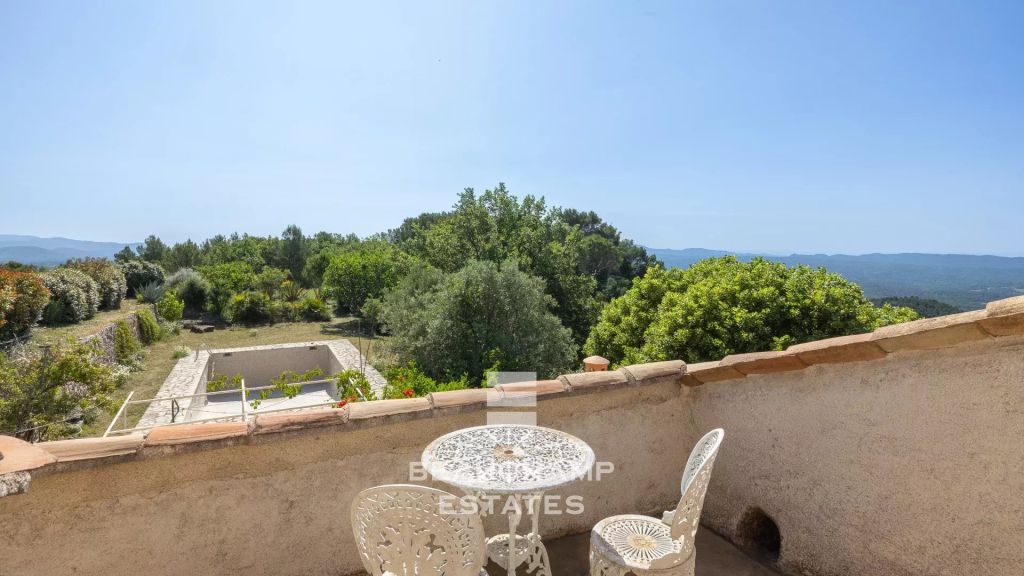 Gated provençal estate with 11 bedrooms and panoramic views – Seillans