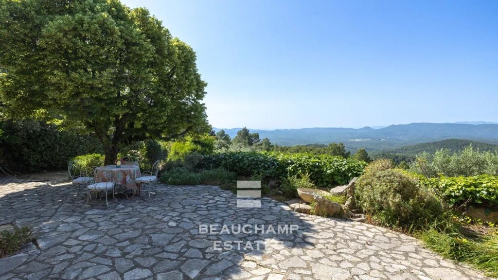 Gated provençal estate with 11 bedrooms and panoramic views – Seillans