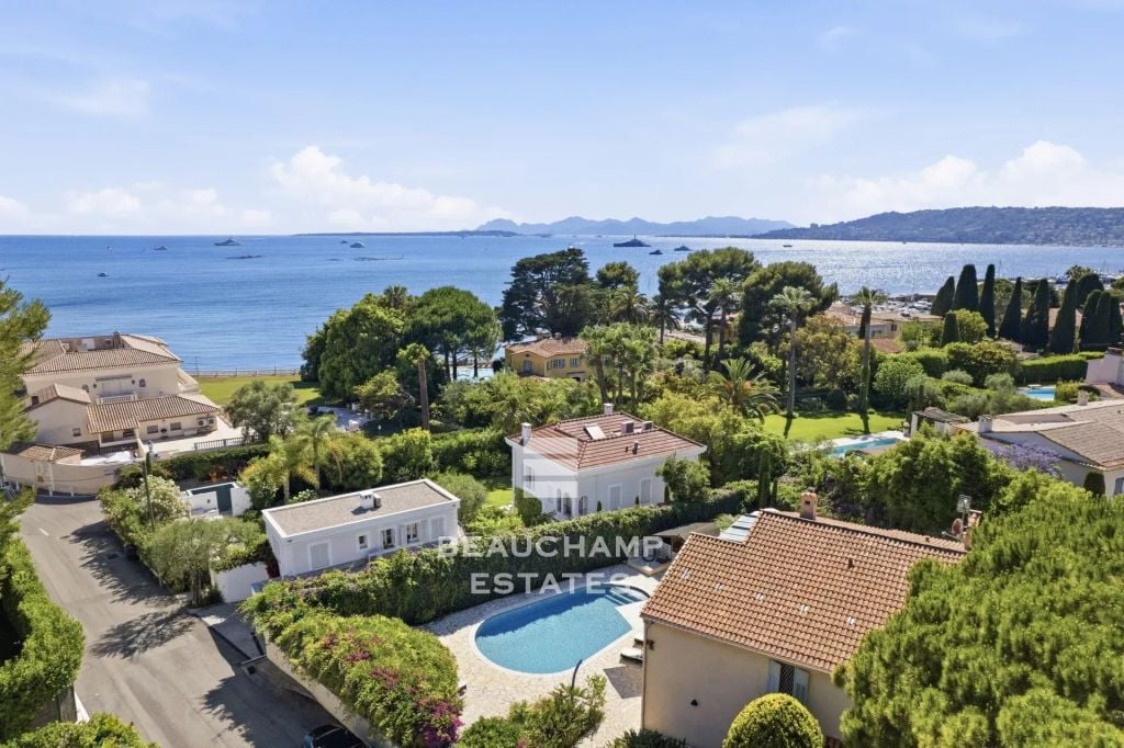 Modern 5-Bedroom Villa Within Walking Distance of the Beaches – Cap d’Antibes
