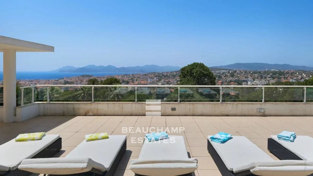 Modern  villa with panoramic sea views – Cannes Oxford