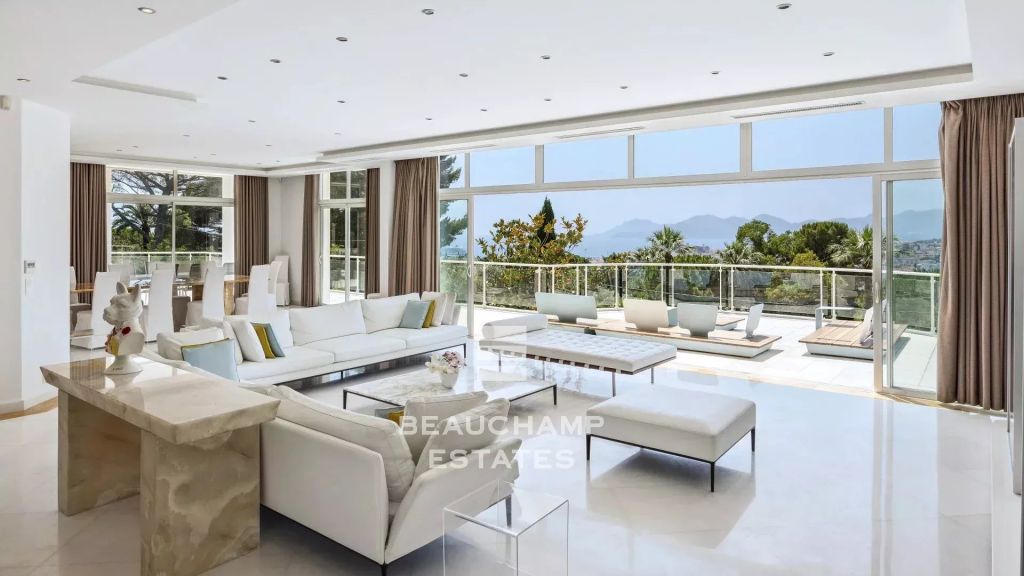Modern  villa with panoramic sea views – Cannes Oxford