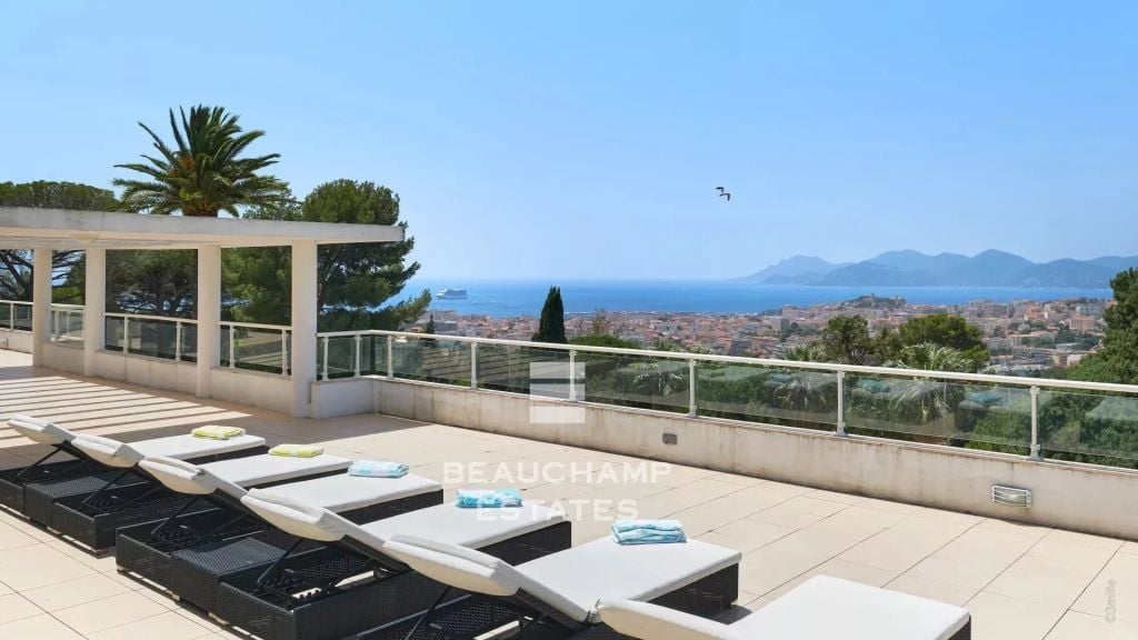 Modern  villa with panoramic sea views – Cannes Oxford