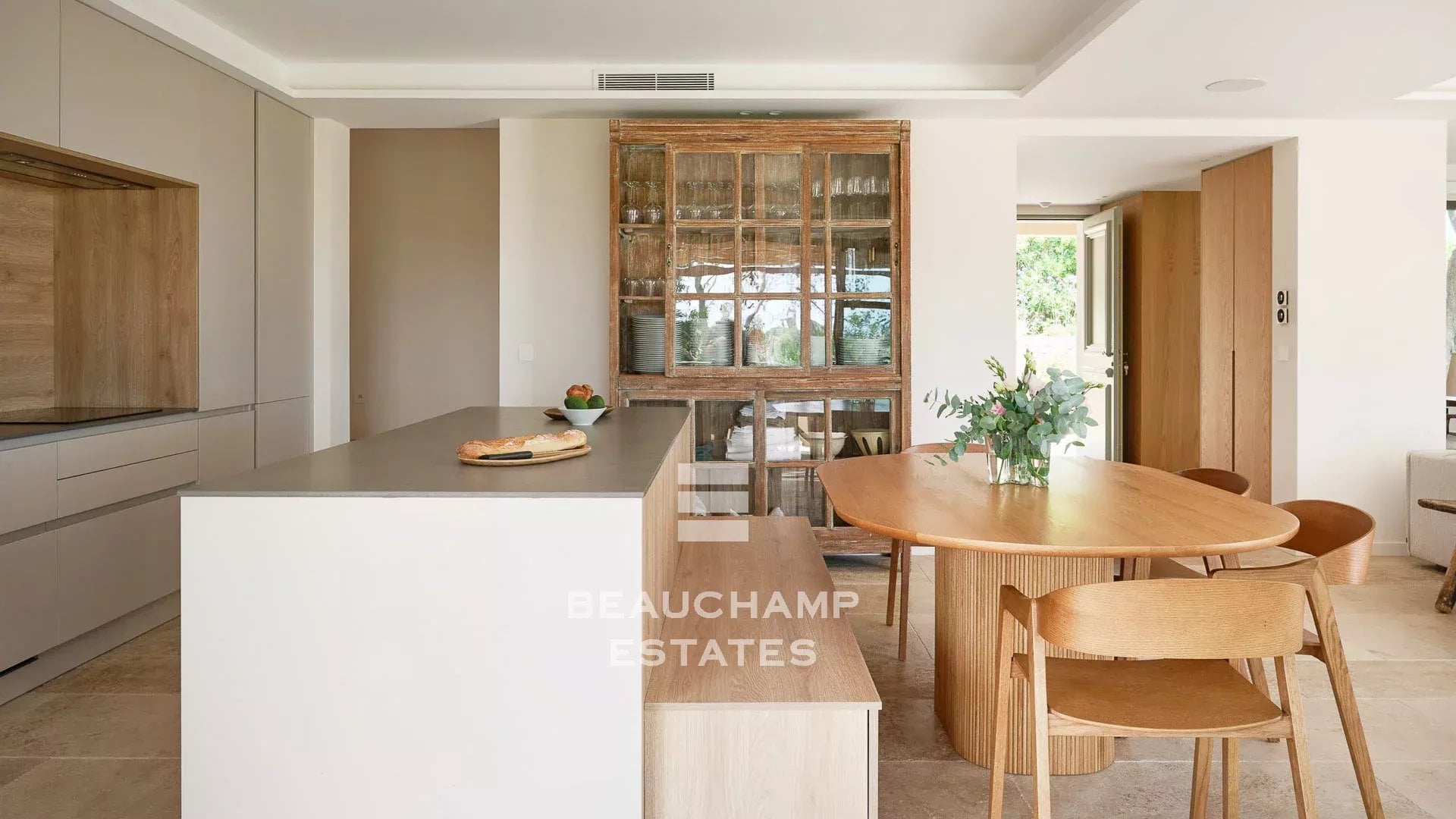 Neo-Provençal 6-Bedroom Villa with Swimming Pool and Sea View – Super Cannes Neo-Provençal 6-Bedroom Villa with Swimming Pool and Sea View – Super Cannes