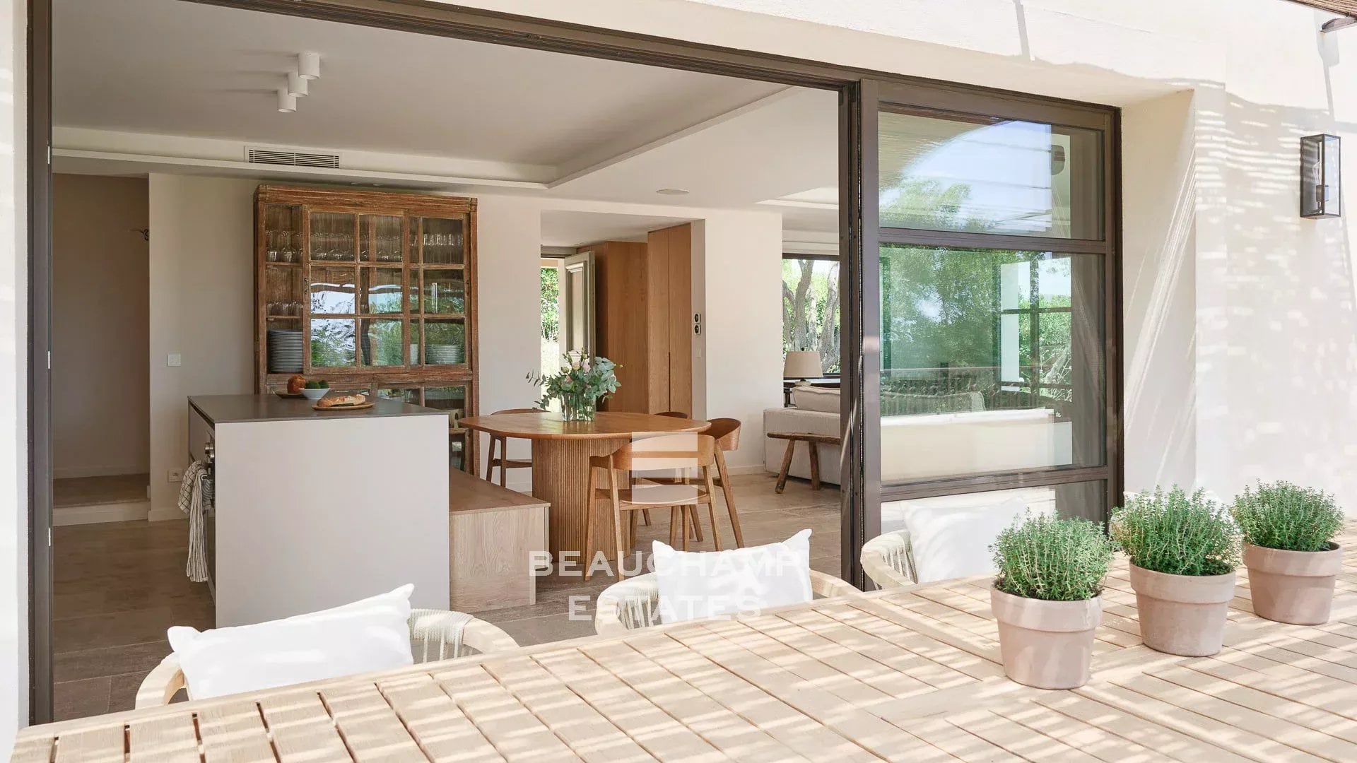 Neo-Provençal 6-Bedroom Villa with Swimming Pool and Sea View – Super Cannes Neo-Provençal 6-Bedroom Villa with Swimming Pool and Sea View – Super Cannes