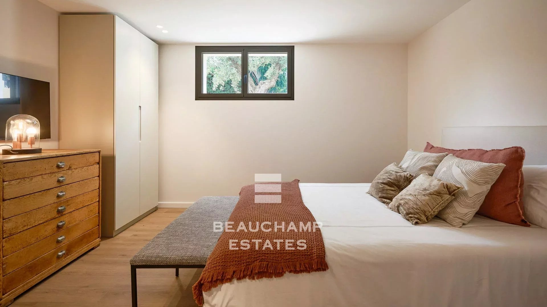 Neo-Provençal 6-Bedroom Villa with Swimming Pool and Sea View – Super Cannes Neo-Provençal 6-Bedroom Villa with Swimming Pool and Sea View – Super Cannes