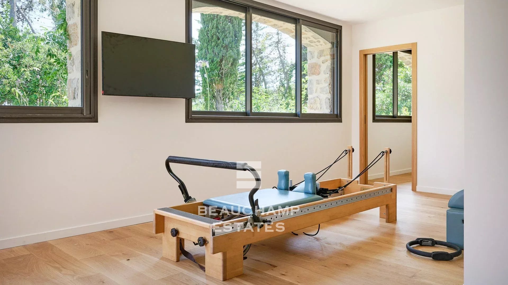 Neo-Provençal 6-Bedroom Villa with Swimming Pool and Sea View – Super Cannes Neo-Provençal 6-Bedroom Villa with Swimming Pool and Sea View – Super Cannes