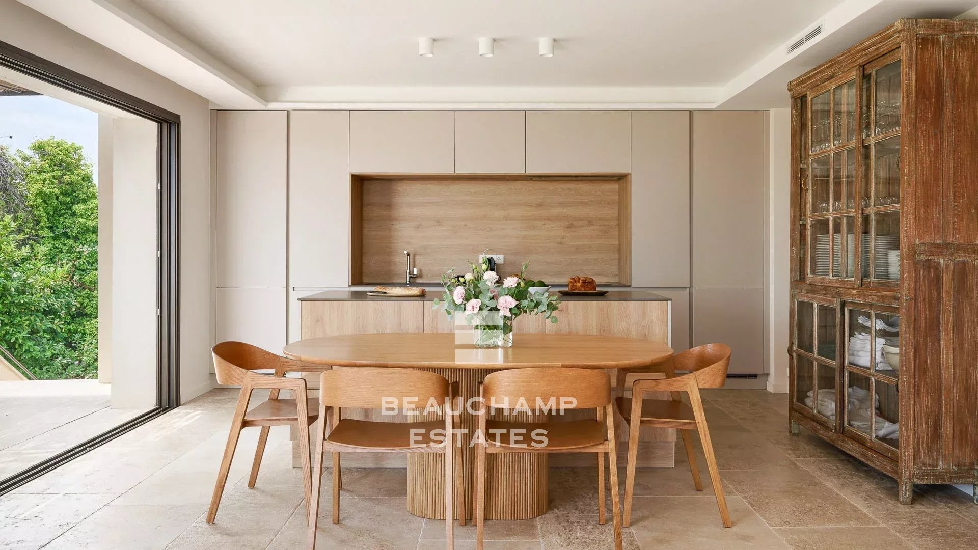 Neo-Provençal 6-Bedroom Villa with Swimming Pool and Sea View – Super Cannes Neo-Provençal 6-Bedroom Villa with Swimming Pool and Sea View – Super Cannes