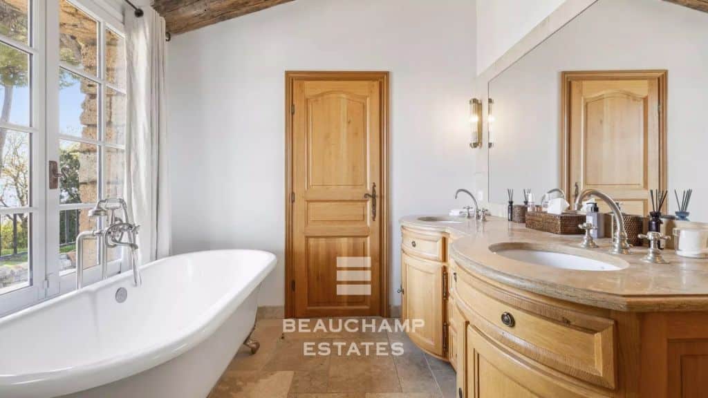 Provençal 5-Bedroom Villa with Panoramic Sea Views – Mougins