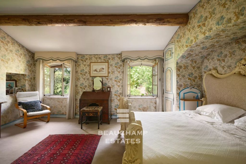 Stone Property with 9 Bedrooms, Swimming Pool and Panoramic Views – La Garde-Freinet