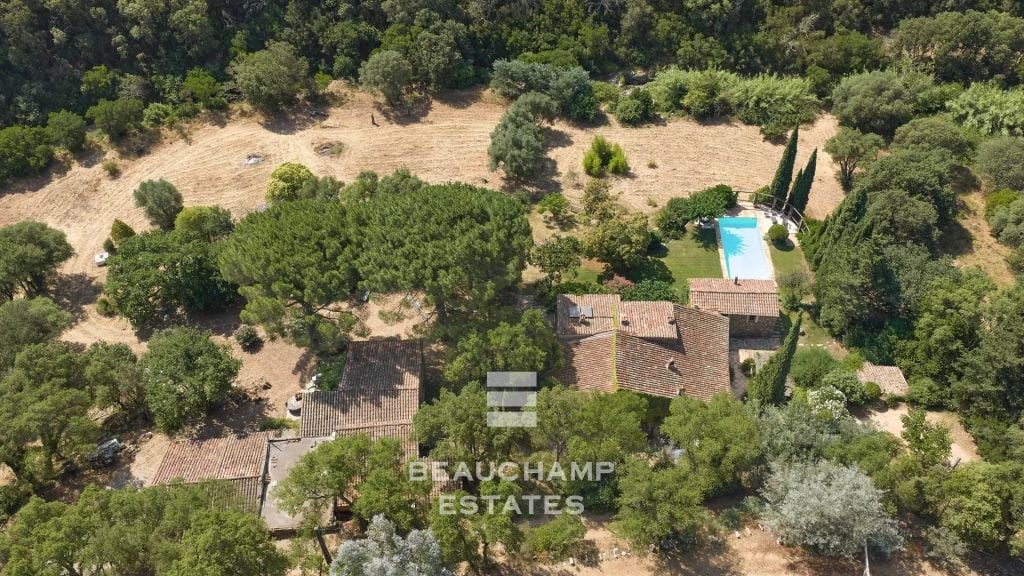 Stone Property with 9 Bedrooms, Swimming Pool and Panoramic Views – La Garde-Freinet